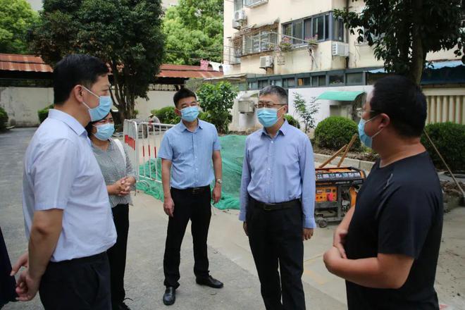 确保创建工作满足火狐电竞群众需求！区领导走访督查文明城区点位(图1)