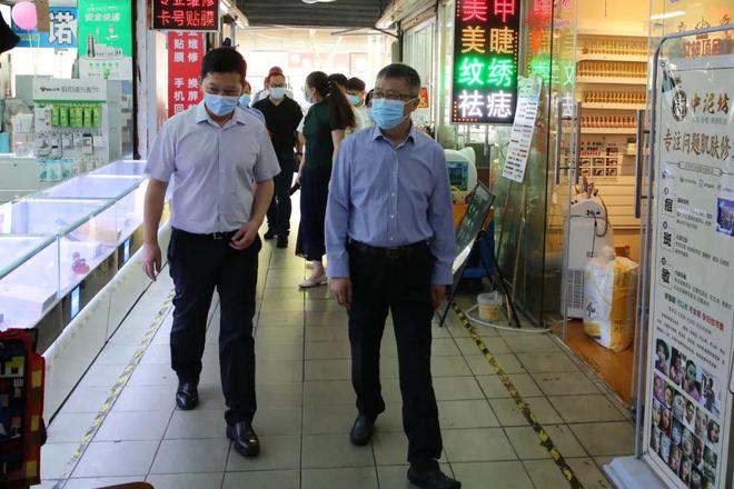 确保创建工作满足火狐电竞群众需求！区领导走访督查文明城区点位(图2)