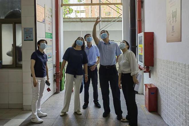 确保创建工作满足火狐电竞群众需求！区领导走访督查文明城区点位(图3)
