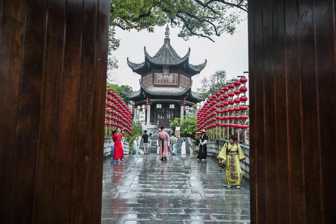 中国唯一穿汉服才能进的园林 游客打招呼以古语相称火狐电竞(图1)