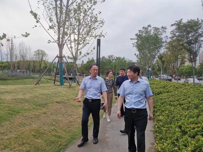 火狐电竞小游园、大民生！省住建厅领导调研南通开发区“乐享园林”活力空间建设(图1)