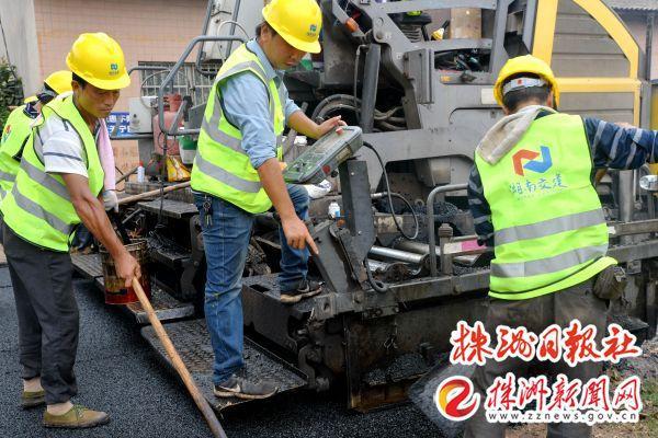雷打石至谭家山公火狐电竞路正加紧摊铺路面(图3)