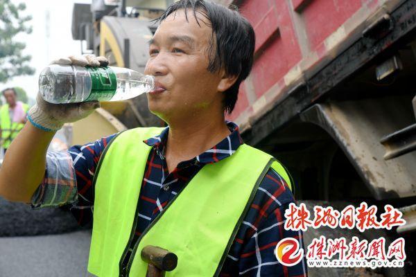 雷打石至谭家山公火狐电竞路正加紧摊铺路面(图4)