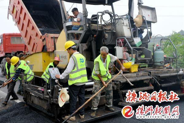 雷打石至谭家山公火狐电竞路正加紧摊铺路面(图1)