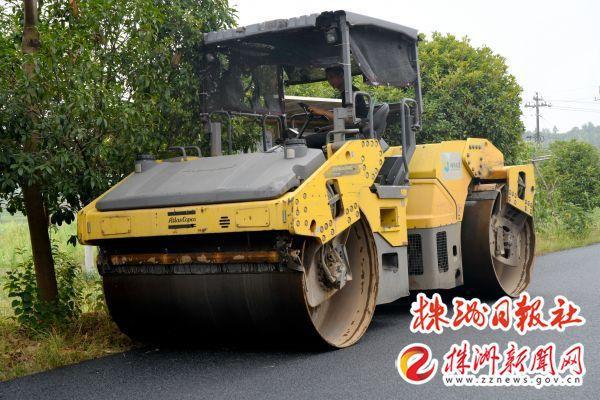 雷打石至谭家山公火狐电竞路正加紧摊铺路面(图2)