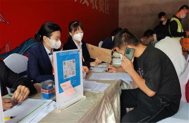 火狐电竞从《丝路山水图》中走出的园林社区安宁碧桂园“交房即交证”兑现美好生活(图4)