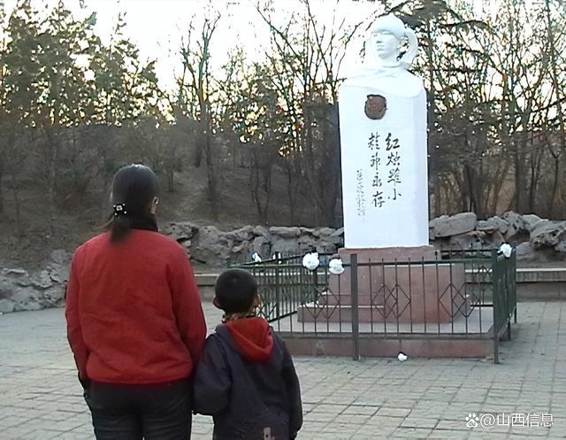 火狐电竞太原迎泽湖游来一群鹅市民游客免费看动物昔日荒野变东方园林(图3)