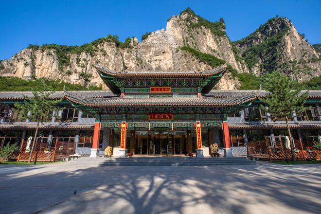 郑晓龙巩汉林王雷谭卓等众星齐聚山西红豆峡庆祝澳涞山庄火狐电竞成立(图1)