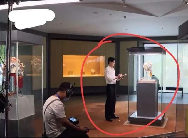 李易峰中秋晚会未发布画面火狐电竞曝光：参观苏州博物馆在园林深情凝望(图11)