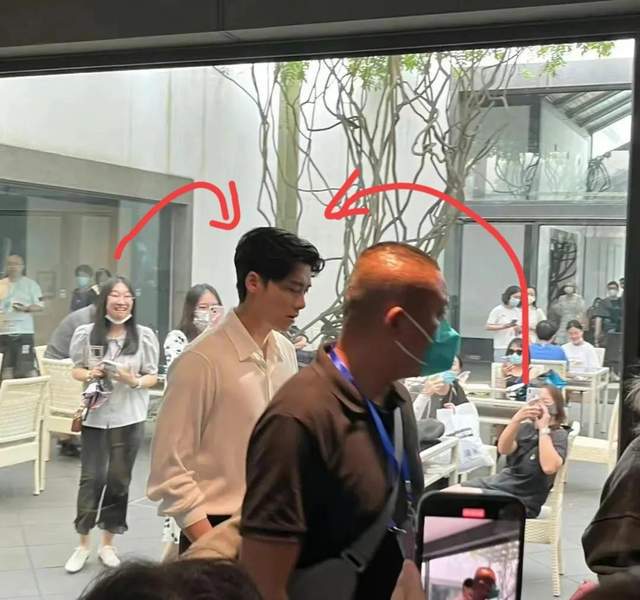 李易峰中秋晚会未发布画面火狐电竞曝光：参观苏州博物馆在园林深情凝望(图6)