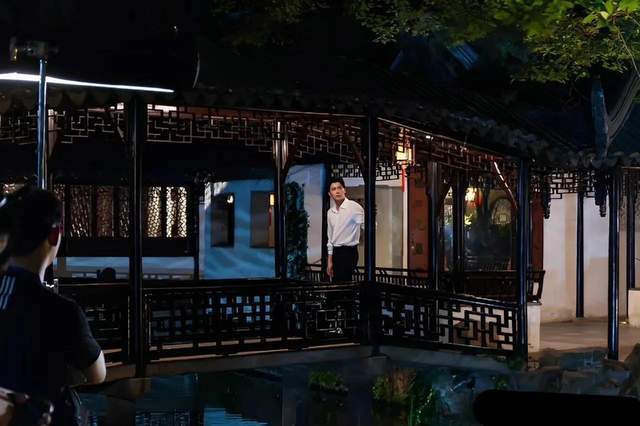 李易峰中秋晚会未发布画面火狐电竞曝光：参观苏州博物馆在园林深情凝望(图5)