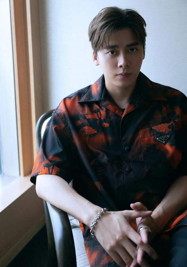李易峰中秋晚会未发布画面火狐电竞曝光：参观苏州博物馆在园林深情凝望(图19)