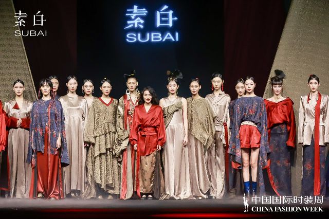 火狐电竞缱绻情意为君书——素白·马乖时装发布会(图1)