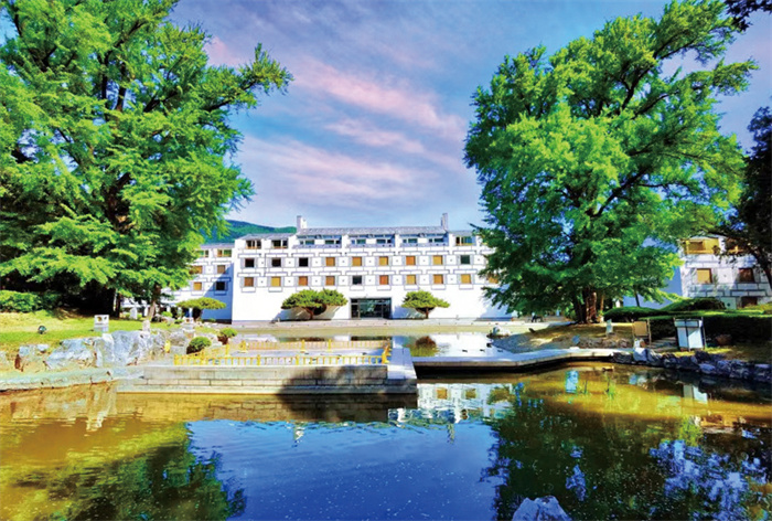 香山饭店尽火狐电竞现中国园林风景(图3)