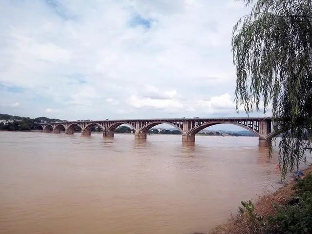 火狐电竞温泉小城、毕昇故里-三河汇流之地：湖北省英山县温泉镇(图3)