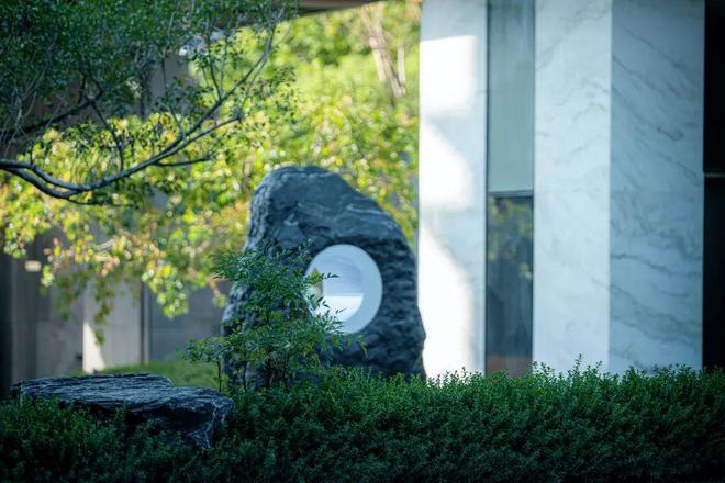 现场实探！大师手笔重金造一座现代中式美学园林惊艳所有人！火狐电竞(图3)