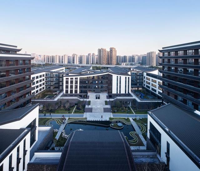 火狐电竞中式校园 中式建筑元素和现代建筑手法的结合运用(图1)