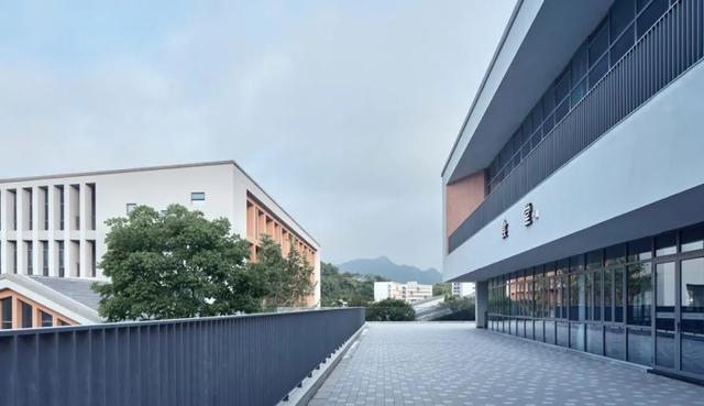 火狐电竞中式校园 中式建筑元素和现代建筑手法的结合运用(图5)