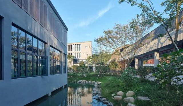 火狐电竞中式校园 中式建筑元素和现代建筑手法的结合运用(图4)