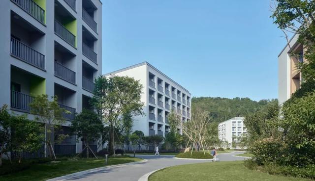 火狐电竞中式校园 中式建筑元素和现代建筑手法的结合运用(图6)