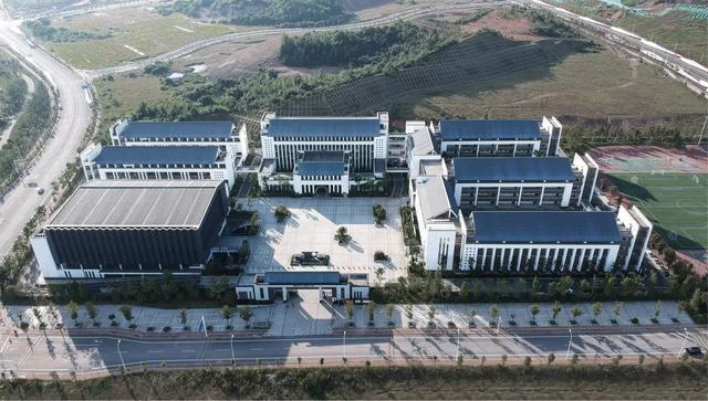 火狐电竞中式校园 中式建筑元素和现代建筑手法的结合运用(图8)