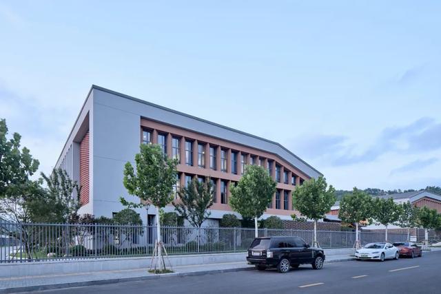 火狐电竞中式校园 中式建筑元素和现代建筑手法的结合运用(图25)