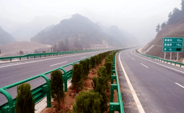 道路两旁的绿化带究竟有啥用？公路火狐电竞、铁路都如此种庄稼不好吗？(图2)