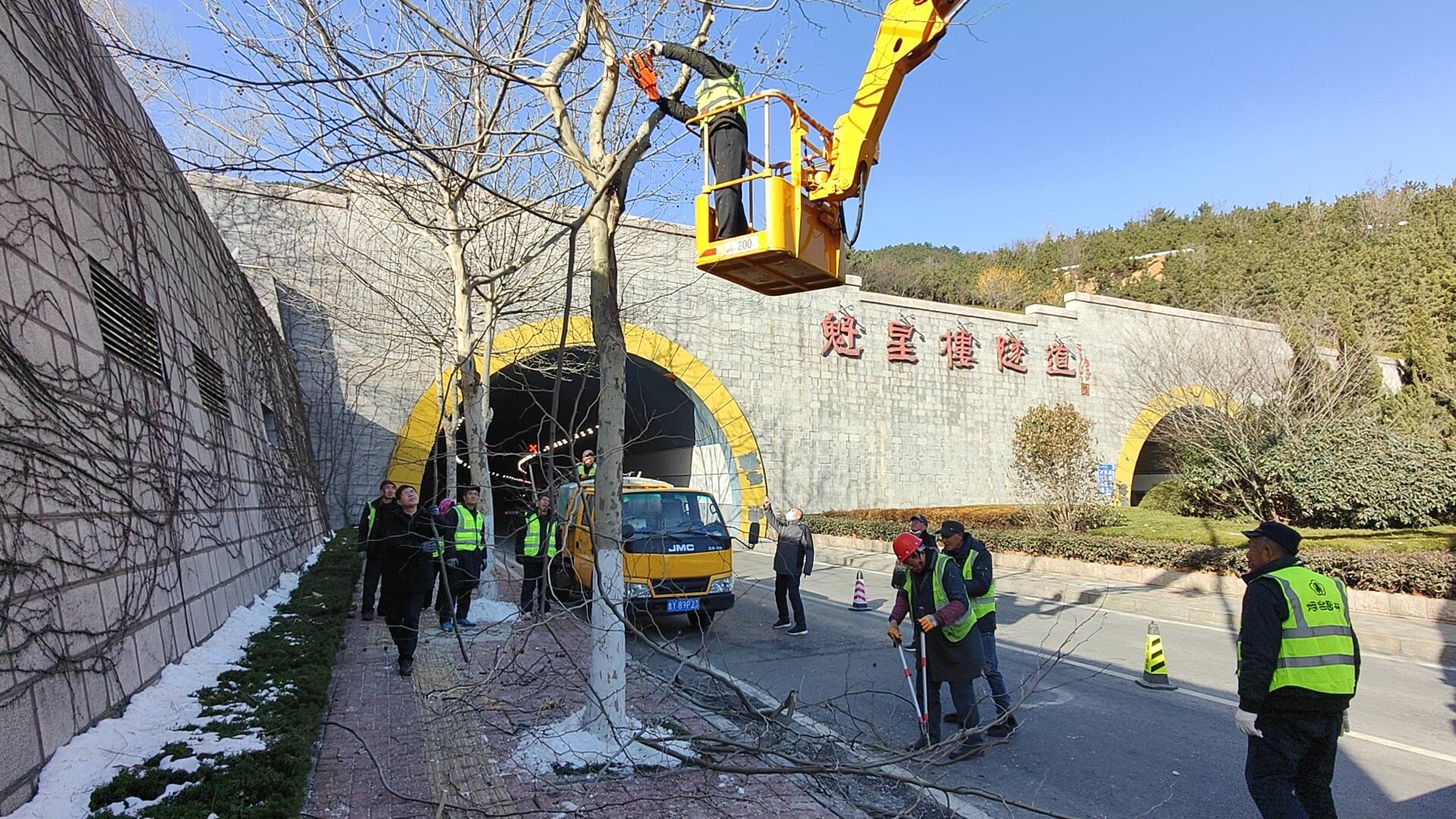 火狐电竞烟台市区绿化养护工作全面启动(图1)