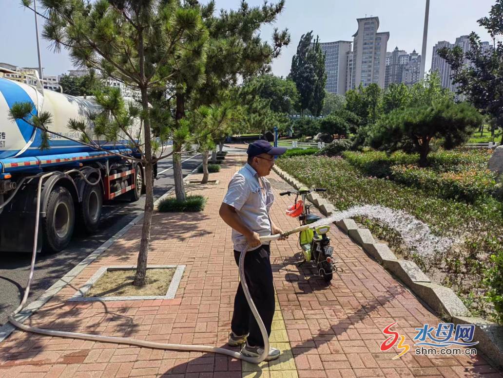 烟台市城管局园林建设养护中心多措并举做好秋季绿化养火狐电竞护工作(图4)