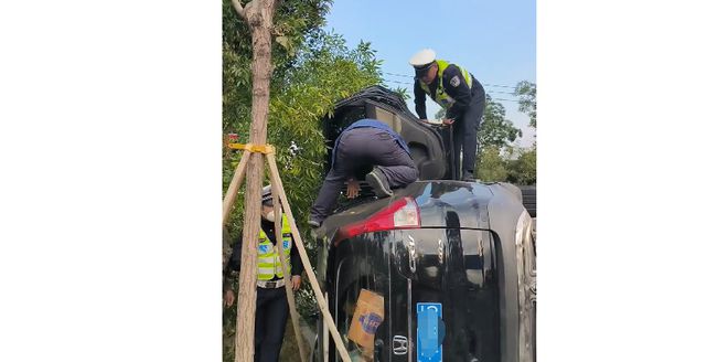 呼市成吉思汗西街发生一起车祸 一辆黑色轿车撞上隔离绿化带侧翻火狐电竞(图1)