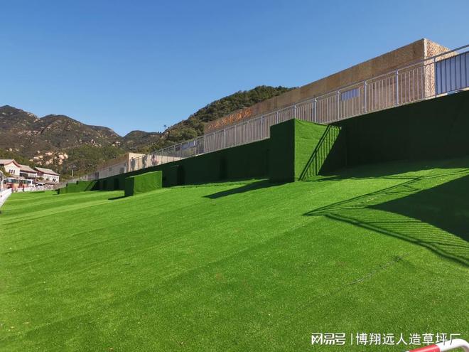 火狐电竞楼顶铺人工草皮隔热(图1)