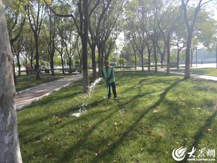 德州园林做好秋季绿植灌溉养护 为绿化苗木火狐电竞补水“解渴”_大众网(图2)