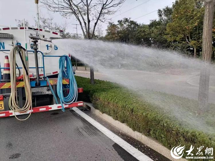 德州园林做好秋季绿植灌溉养护 为绿化苗木火狐电竞补水“解渴”_大众网(图1)