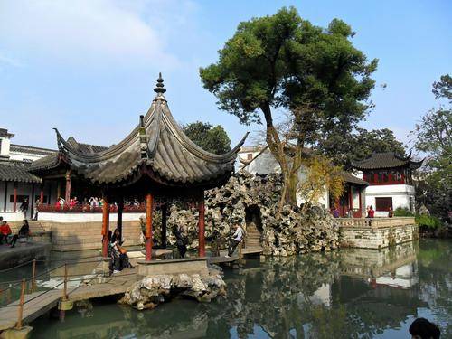 苏州四大名园之一以其精巧的火狐电竞园林布局和雅致的建筑风格而闻名(图2)