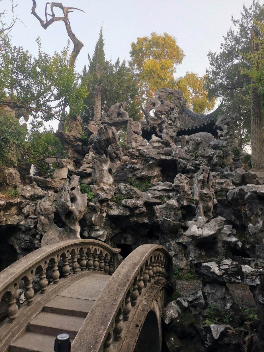 苏州四大名园之一以其精巧的火狐电竞园林布局和雅致的建筑风格而闻名(图3)