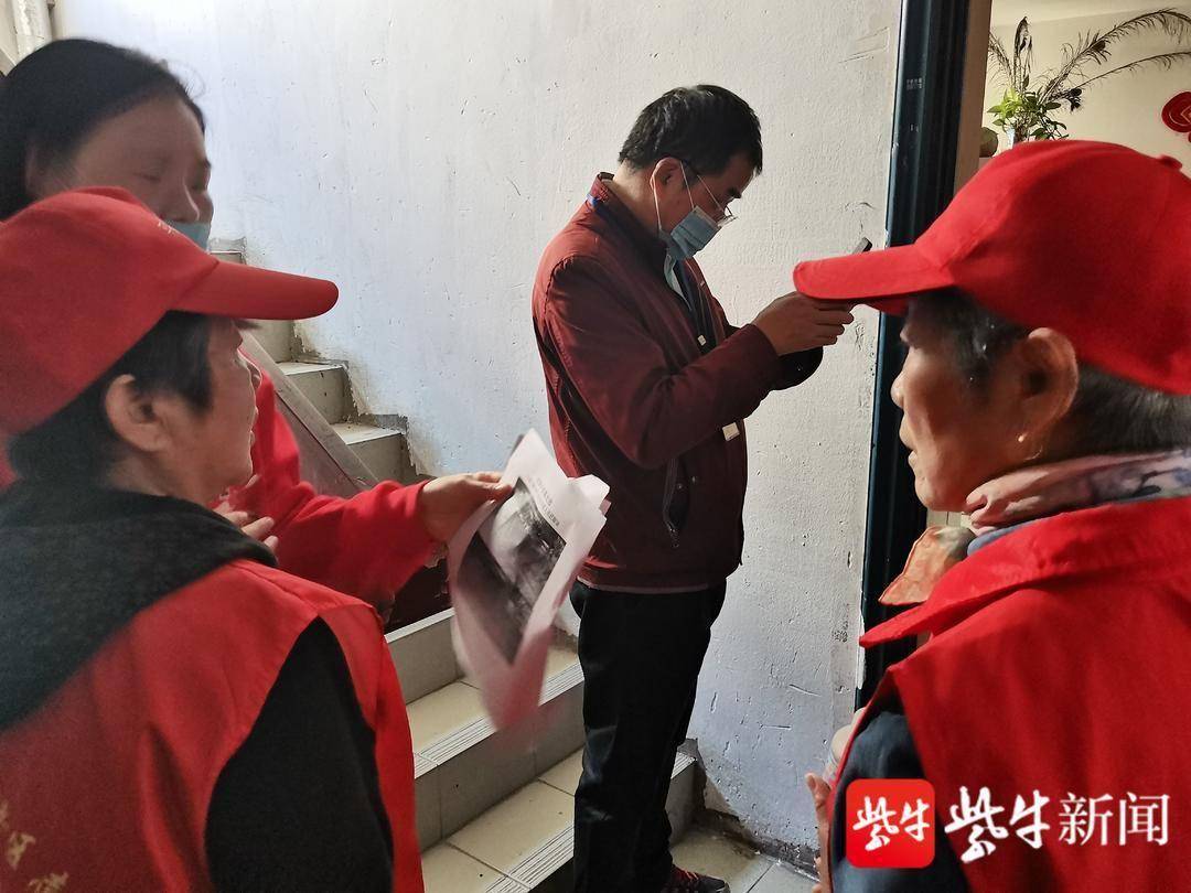 火狐电竞小区绿化带成垃圾“随手扔”之地？监控取证+图片曝光！(图2)