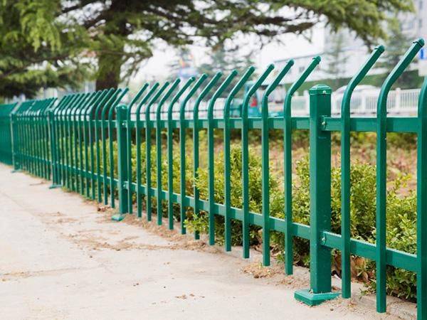 道路绿化护栏提升了火狐电竞城市交通设施的整体形象(图1)