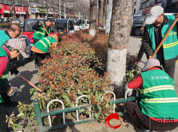 火狐电竞驻马店开发区城市管理局：抢抓春季“黄金期” 绿化养护忙不停(图1)