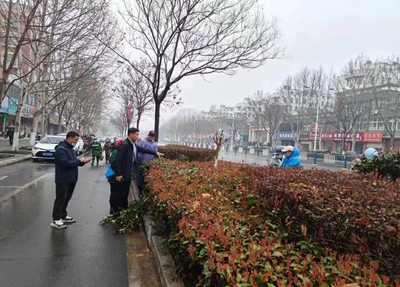 罗山县住建局园林绿化火狐电竞中心：不负一年好春光 园林绿化养护忙(图1)