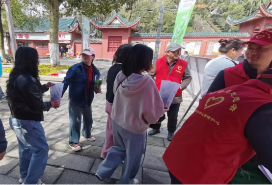 火狐电竞市城管局开展“坚持生态优先 共建美丽岳阳”第23个“城市绿化周”主题宣传活动(图3)