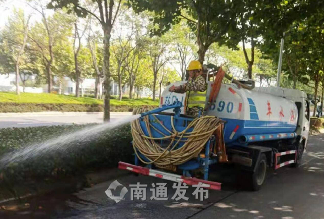 国火狐电竞庆佳节期间 600余名园林绿化一线工人坚守岗位(图2)
