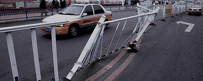 火狐电竞道路护栏一般多少钱一米？撞了马路上的护栏一米多少钱(图2)