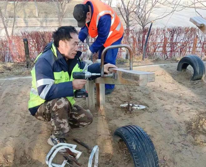 向安全隐患说“再见” 园林绿化养护中心火狐电竞修缮明珠河儿童游乐设施(图2)