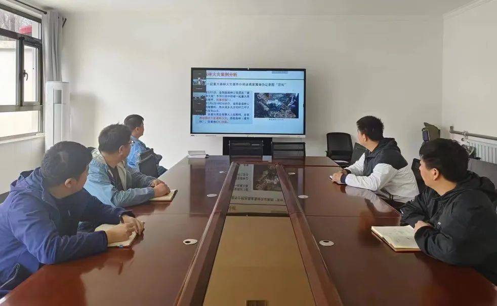 区园林绿化局组织火狐电竞召开森林防火知识培训会(图2)