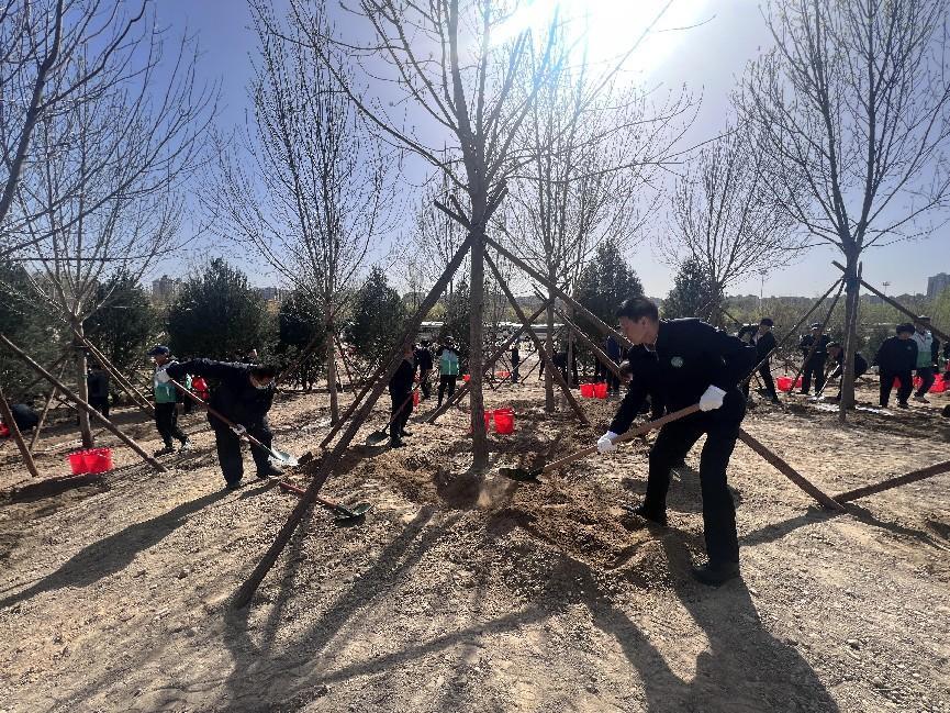 春来植树添新绿 火狐电竞增厚美丽中国“绿色家底”(图1)