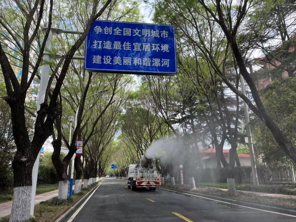 火狐电竞人机结合防控飞絮！漯河市城管局园林中心及早打响清理战役(图2)
