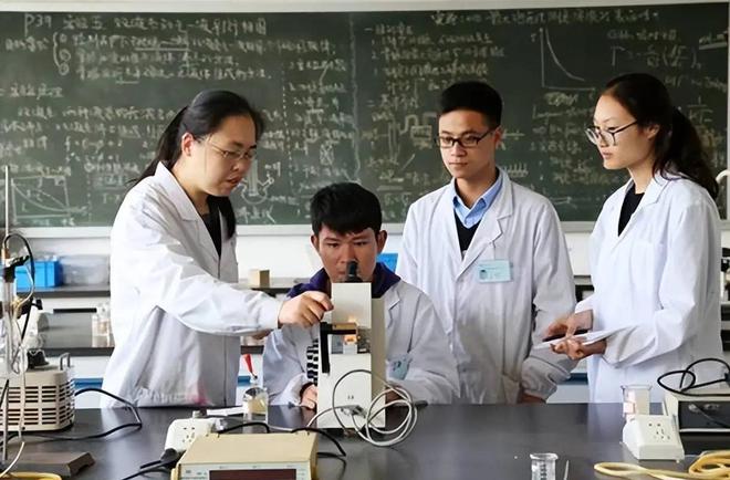 张雪峰强调3大“天坑专业”火狐电竞看似热门实际是坑新闻学又上榜了(图5)