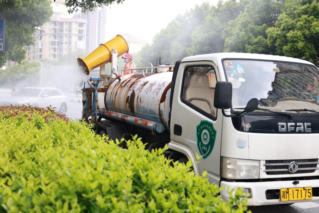 火狐电竞永州市冷水滩区：不负好春光 绿化养护忙(图1)