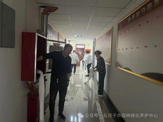 以“练”筑防 防患火狐电竞未“燃”----园林绿化养护中心开展消防安全演练(图1)