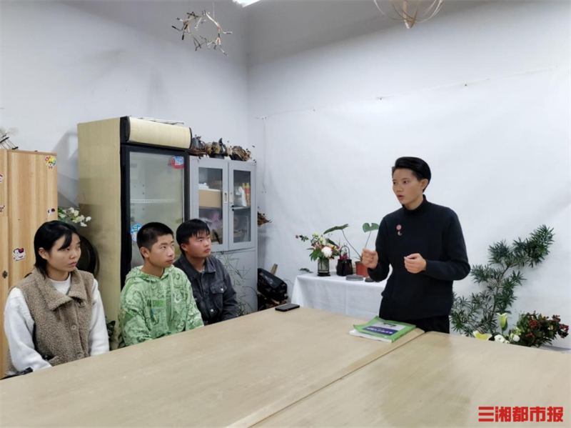 火狐电竞创业十年年入百万她用花艺“点靓”人生(图4)